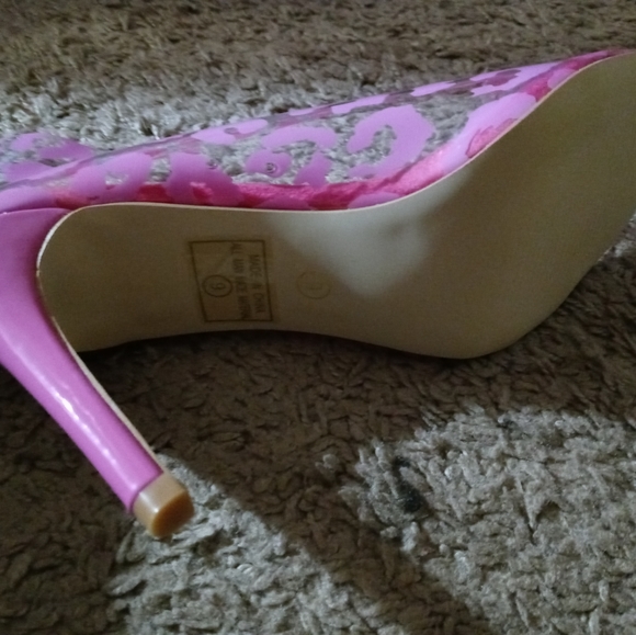 Pink Pumps - Picture 4 of 6